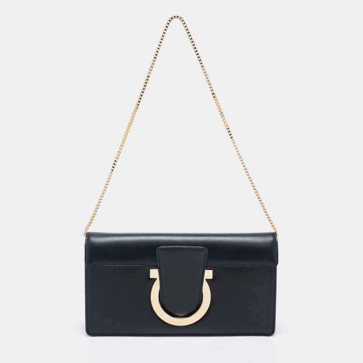 مملوكة مسبقًا Salvatore Ferragamo Black Leather Thalia Chain Clutch