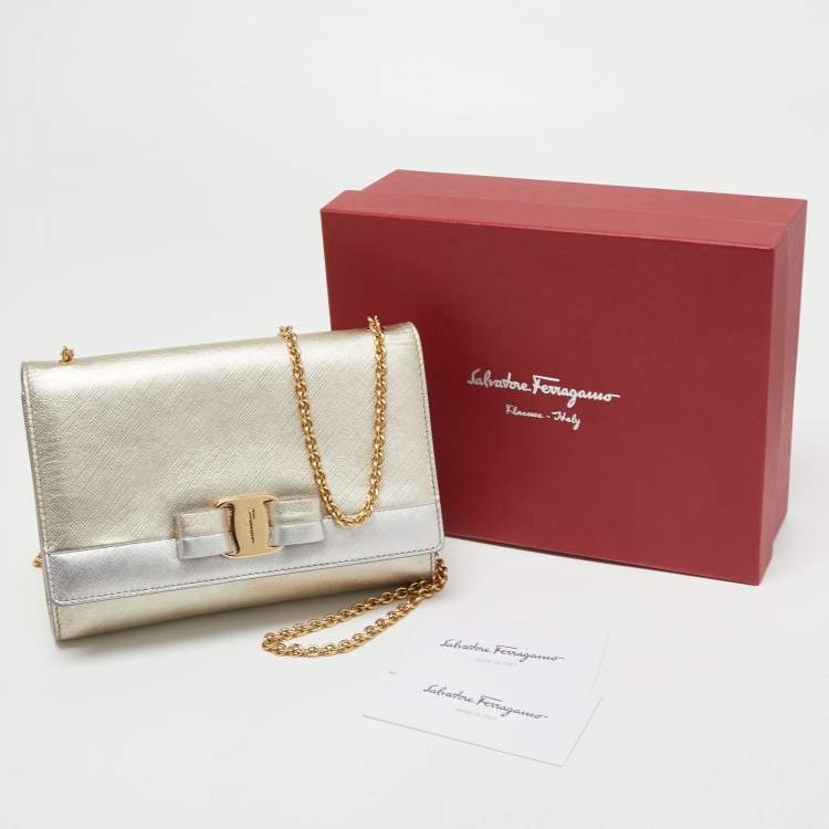 مملوكة مسبقًا Salvatore Ferragamo Silver/Gold Leather Vara Bow Chain Bag