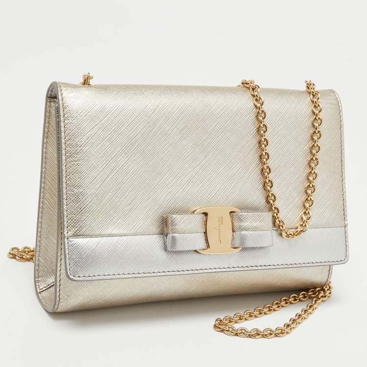مملوكة مسبقًا Salvatore Ferragamo Silver/Gold Leather Vara Bow Chain Bag