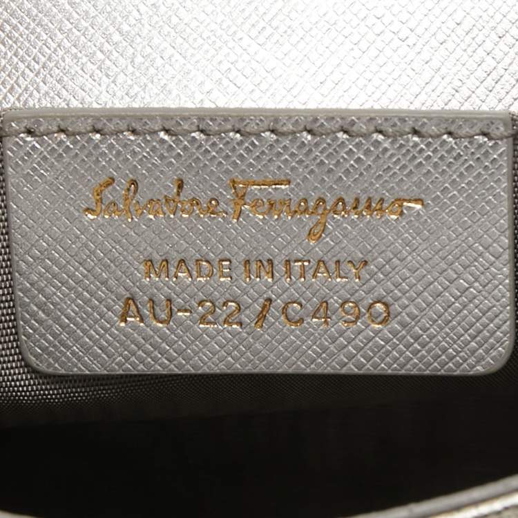 مملوكة مسبقًا Salvatore Ferragamo Silver/Gold Leather Vara Bow Chain Bag
