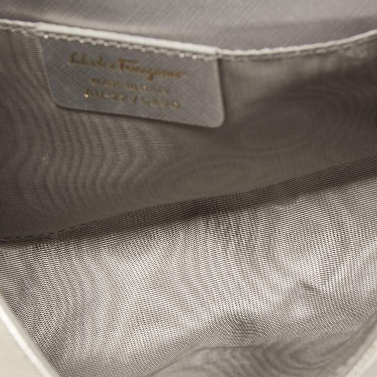 مملوكة مسبقًا Salvatore Ferragamo Silver/Gold Leather Vara Bow Chain Bag