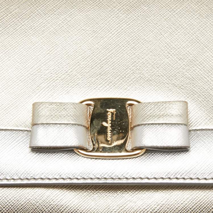مملوكة مسبقًا Salvatore Ferragamo Silver/Gold Leather Vara Bow Chain Bag