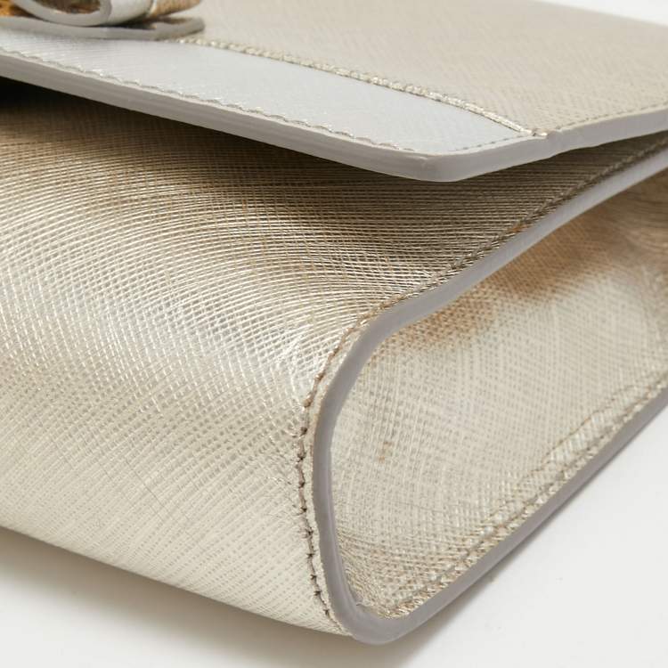 مملوكة مسبقًا Salvatore Ferragamo Silver/Gold Leather Vara Bow Chain Bag
