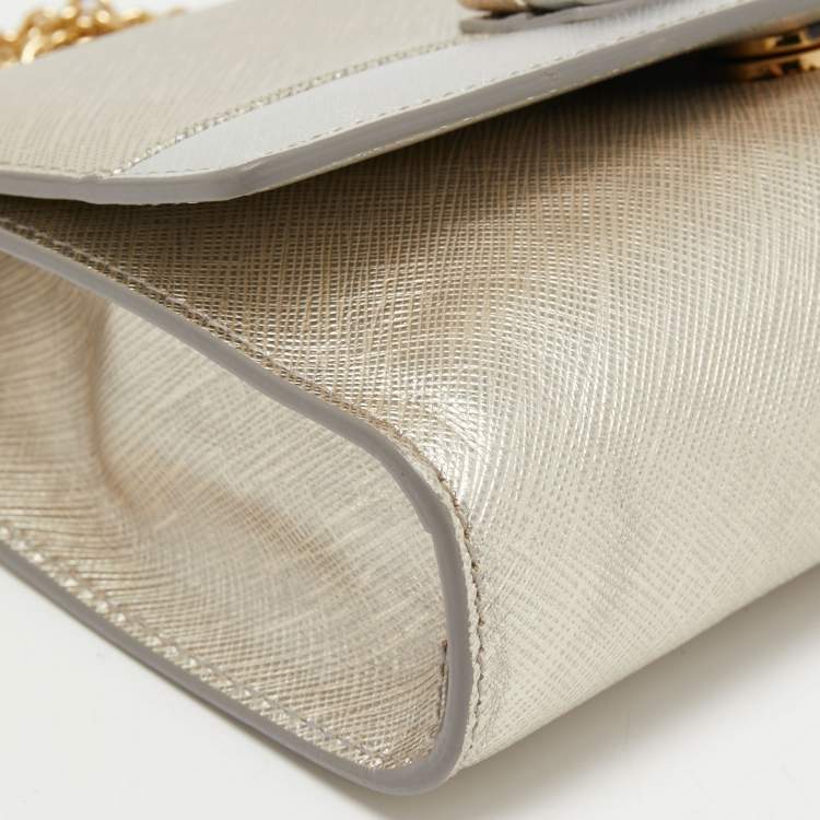 مملوكة مسبقًا Salvatore Ferragamo Silver/Gold Leather Vara Bow Chain Bag