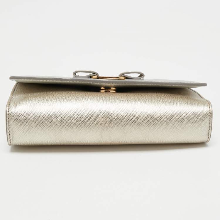 مملوكة مسبقًا Salvatore Ferragamo Silver/Gold Leather Vara Bow Chain Bag