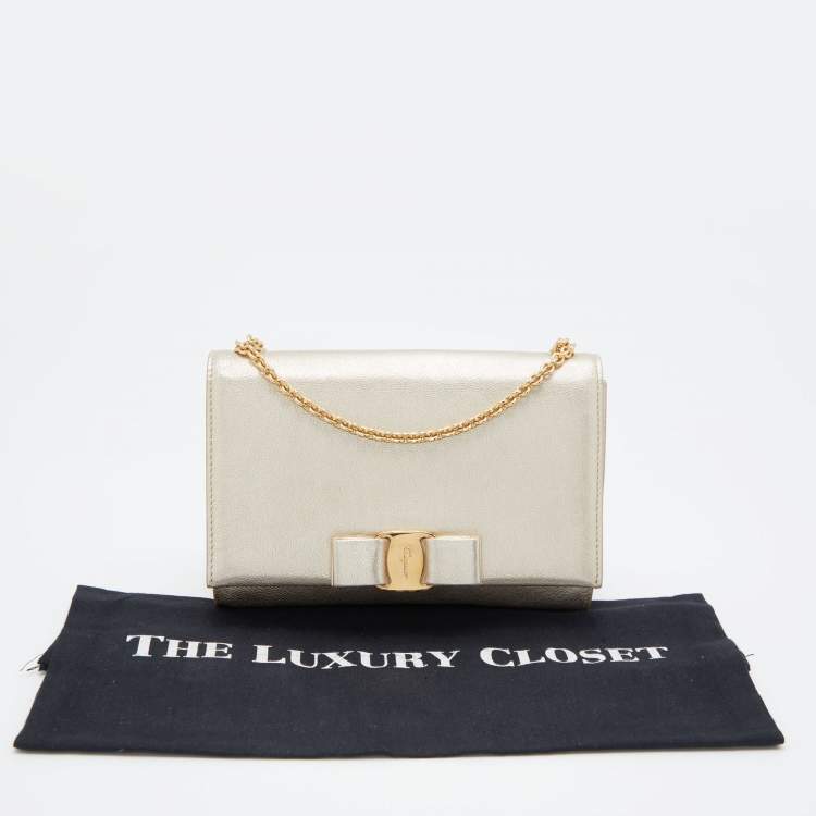 Pre Owned Salvatore Ferragamo Gold Leather Vara Bow Chain Clutch