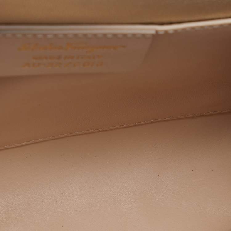 Pre Owned Salvatore Ferragamo Gold Leather Vara Bow Chain Clutch