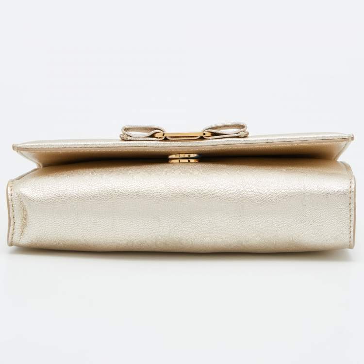 Pre Owned Salvatore Ferragamo Gold Leather Vara Bow Chain Clutch