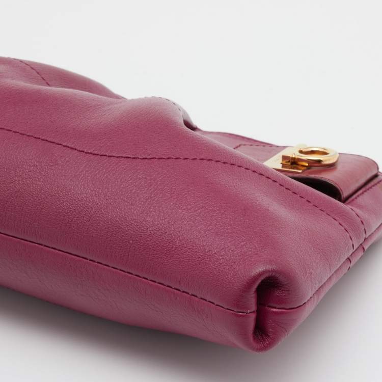 مملوكة مسبقًا Salvatore Ferragamo Pink Leather Chain Clutch
