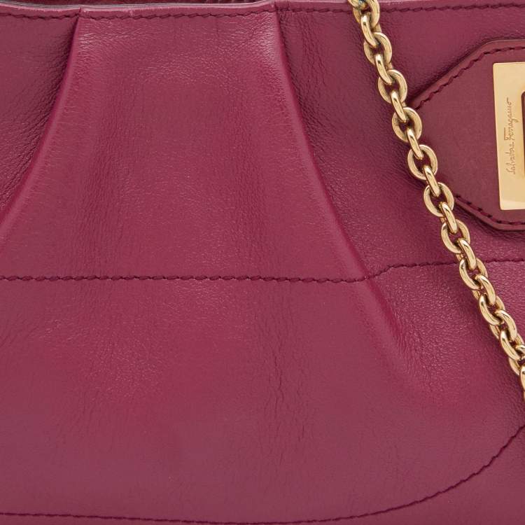 مملوكة مسبقًا Salvatore Ferragamo Pink Leather Chain Clutch