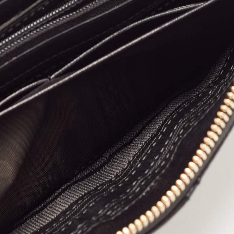مملوكة مسبقًا Salvatore Ferragamo Black Leather Square Quilt Zip Around Wallet