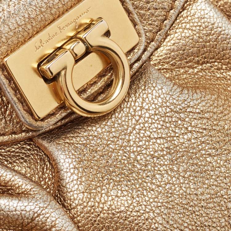 مملوكة مسبقًا Salvatore Ferragamo Gold Leather Chain Clutch