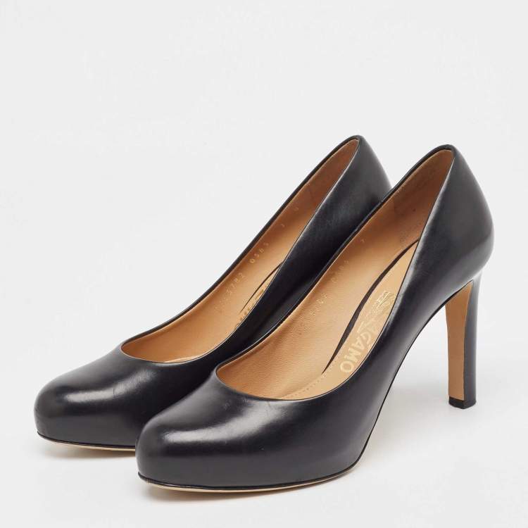 Pre Owned Salvatore Ferragamo Black Leather Round Toe Pumps Size 37.5 