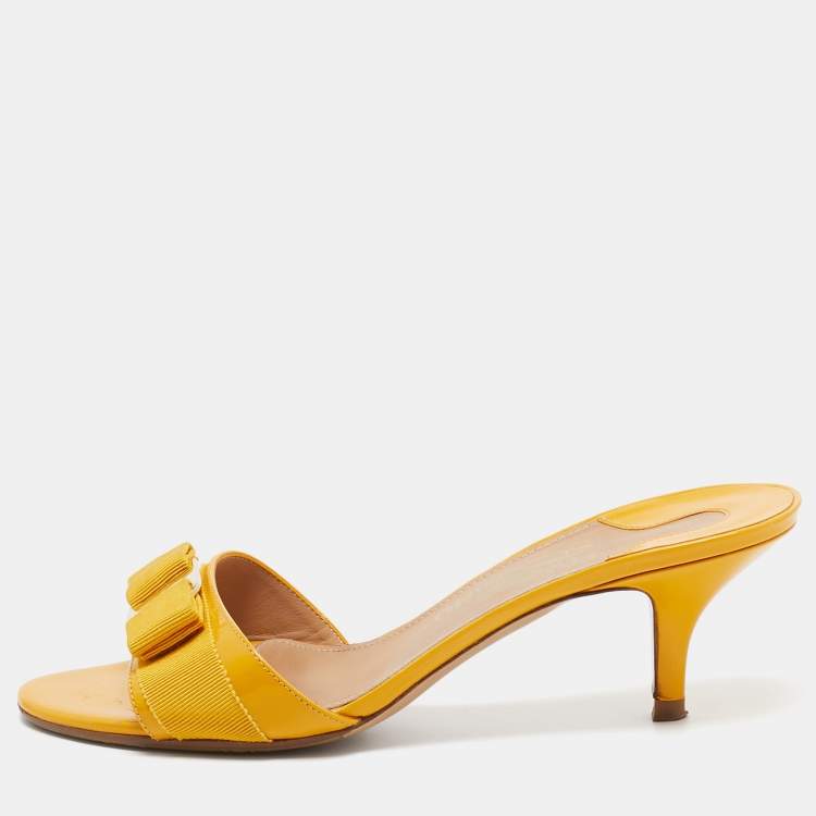 مملوكة مسبقًا Salvatore Ferragamo Yellow Patent Vara Bow  Sandals Size 39