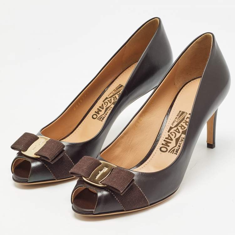 Pre Owned Salvatore Ferragamo Brown Leather Vara Bow Pumps Size 38