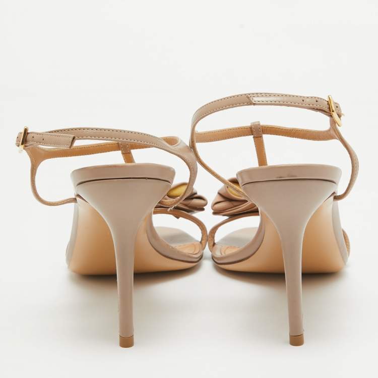 مملوكة مسبقًا Salvatore Ferragamo Beige Leather Gabriele Ankle Strap Sandals Size 40