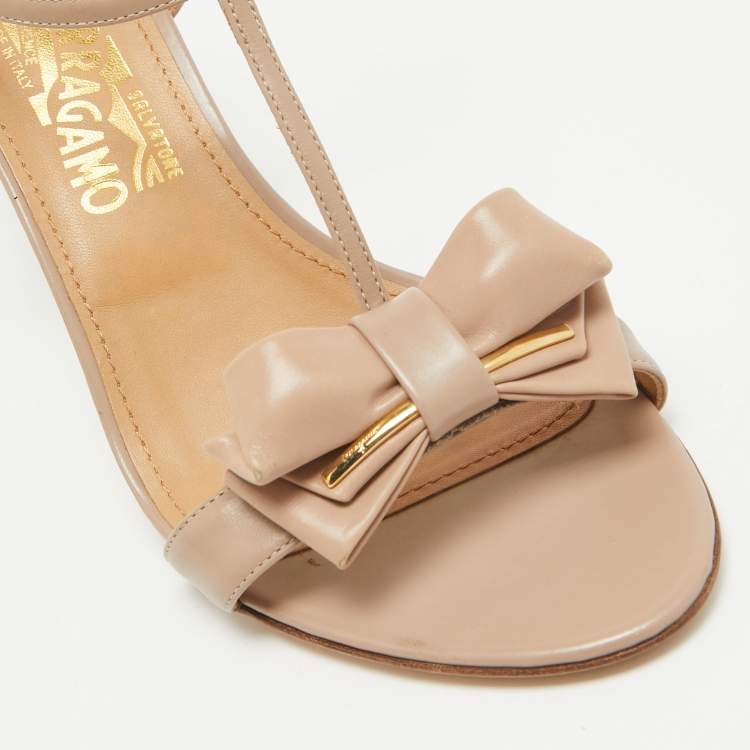مملوكة مسبقًا Salvatore Ferragamo Beige Leather Gabriele Ankle Strap Sandals Size 40