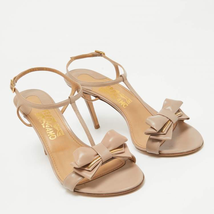 مملوكة مسبقًا Salvatore Ferragamo Beige Leather Gabriele Ankle Strap Sandals Size 40