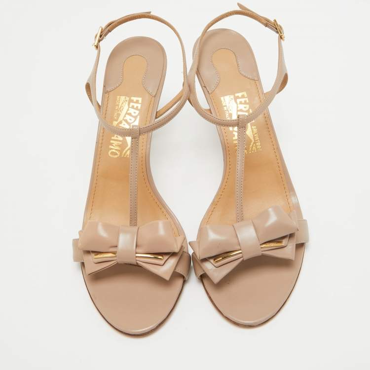 مملوكة مسبقًا Salvatore Ferragamo Beige Leather Gabriele Ankle Strap Sandals Size 40