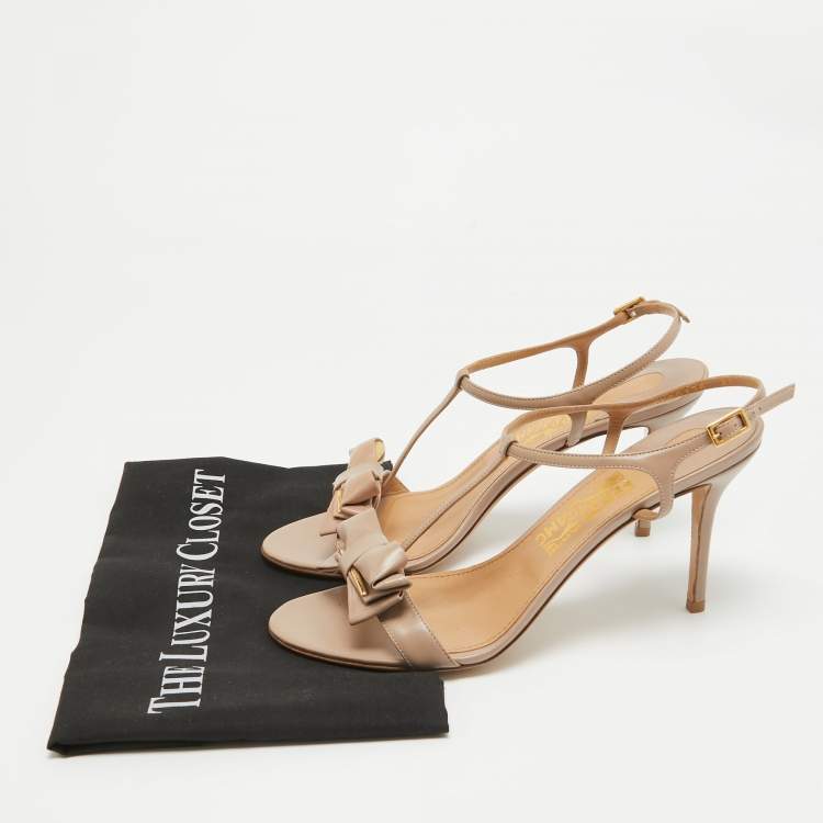 مملوكة مسبقًا Salvatore Ferragamo Beige Leather Gabriele Ankle Strap Sandals Size 40