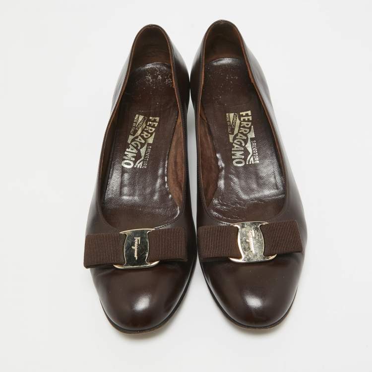 Pre Owned Salvatore Ferragamo Brown Leather Vara Bow Block Heel Pumps Size 38.5