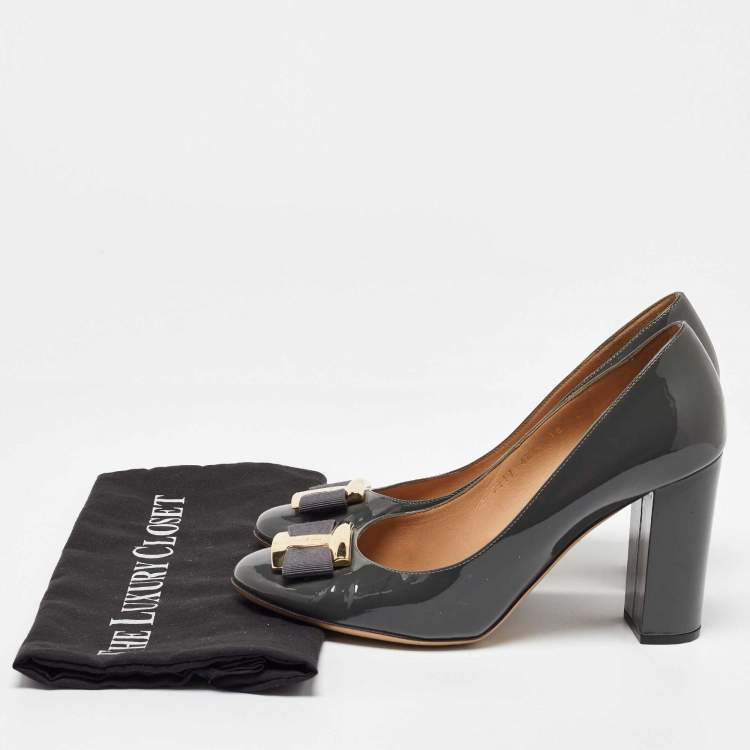 مملوكة مسبقًا Salvatore Ferragamo Grey Patent Leather Vara Bow Pumps Size 40.5