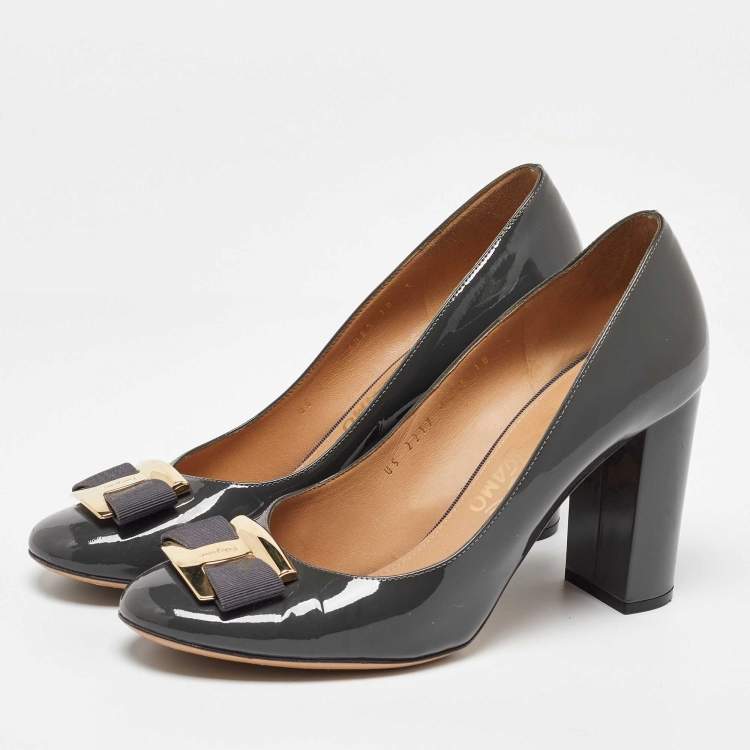 مملوكة مسبقًا Salvatore Ferragamo Grey Patent Leather Vara Bow Pumps Size 40.5