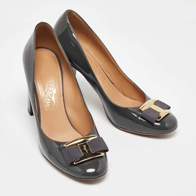 مملوكة مسبقًا Salvatore Ferragamo Grey Patent Leather Vara Bow Pumps Size 40.5