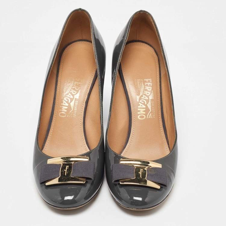 مملوكة مسبقًا Salvatore Ferragamo Grey Patent Leather Vara Bow Pumps Size 40.5