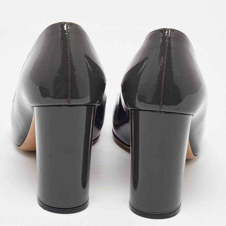 مملوكة مسبقًا Salvatore Ferragamo Grey Patent Leather Vara Bow Pumps Size 40.5