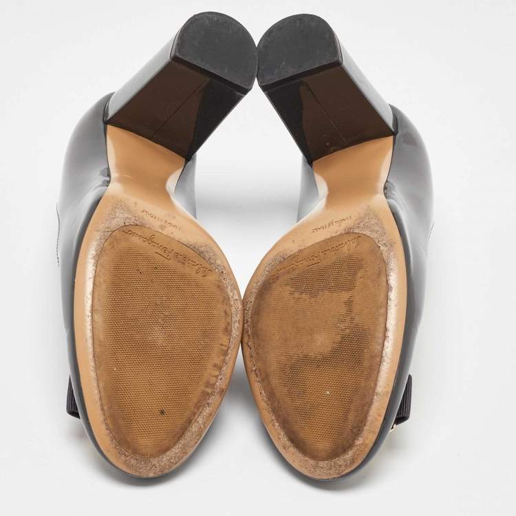 مملوكة مسبقًا Salvatore Ferragamo Grey Patent Leather Vara Bow Pumps Size 40.5