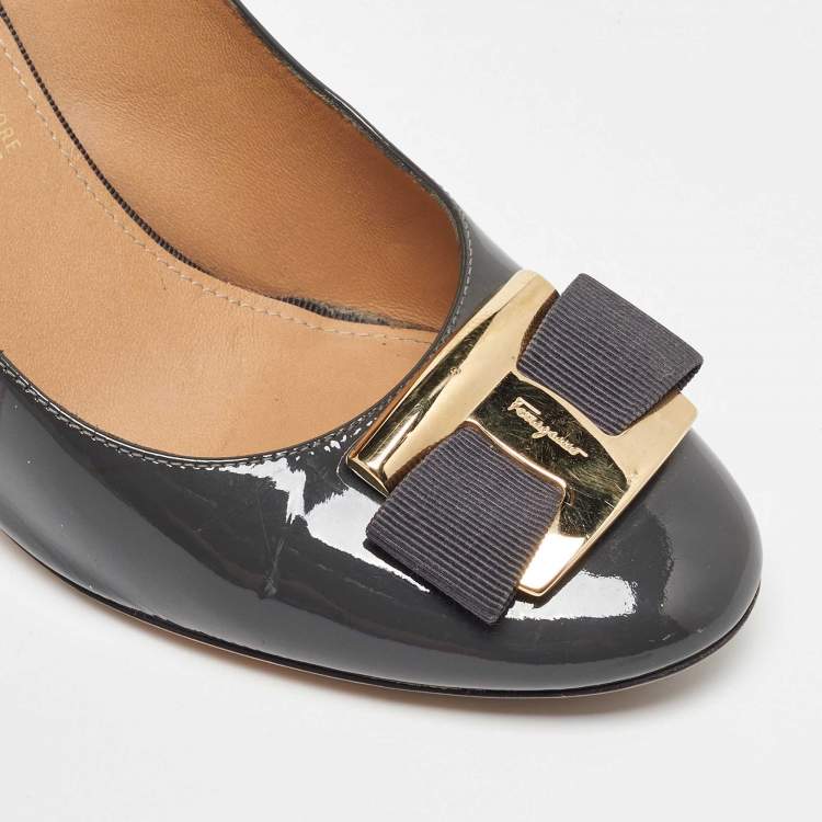 مملوكة مسبقًا Salvatore Ferragamo Grey Patent Leather Vara Bow Pumps Size 40.5