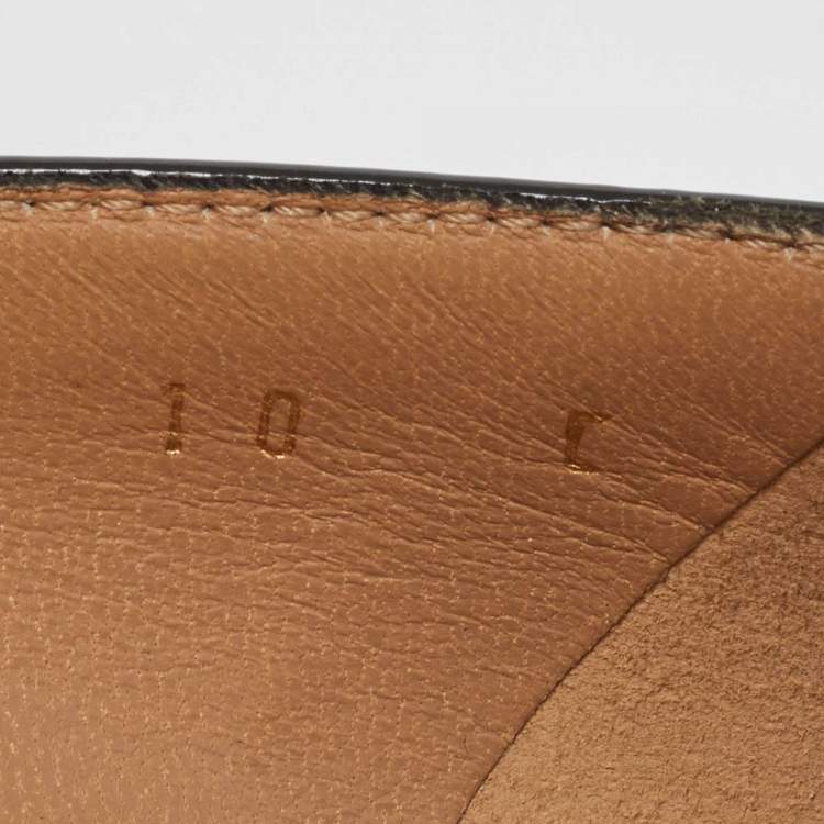مملوكة مسبقًا Salvatore Ferragamo Grey Patent Leather Vara Bow Pumps Size 40.5