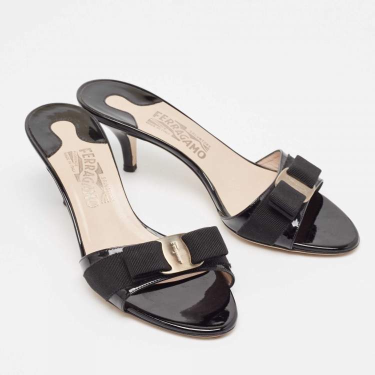 Pre Owned Salvatore Ferragamo Black Patent Leather Glory Bow Slide Sandals Size 38.5