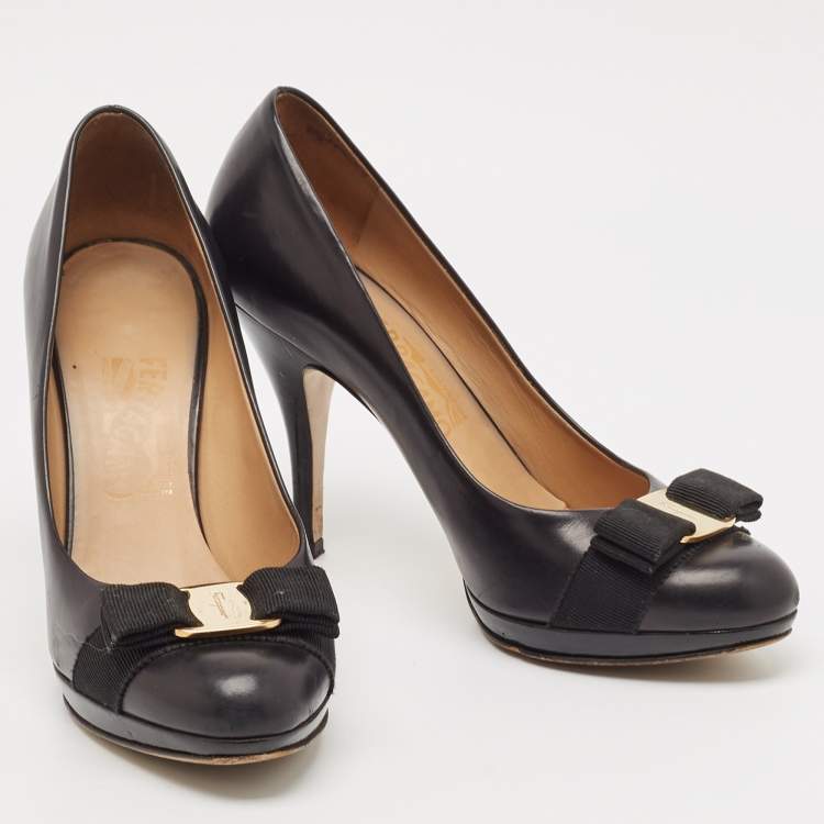 Pre Owned Salvatore Ferragamo Black Leather Vara Bow Pumps Size 38.5