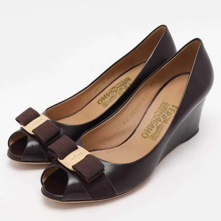 Pre Owned Salvatore Ferragamo Brown Leather Vara Bow Wedge Pumps Size 38