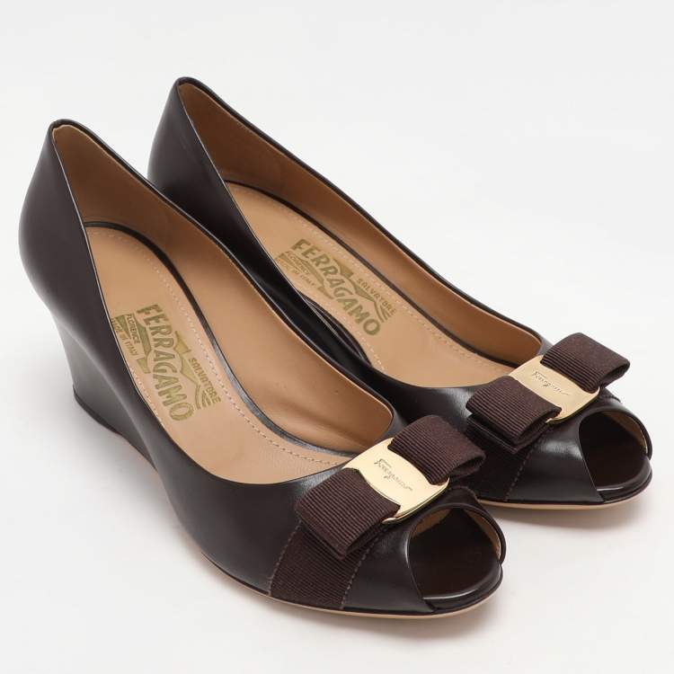Pre Owned Salvatore Ferragamo Brown Leather Vara Bow Wedge Pumps Size 38