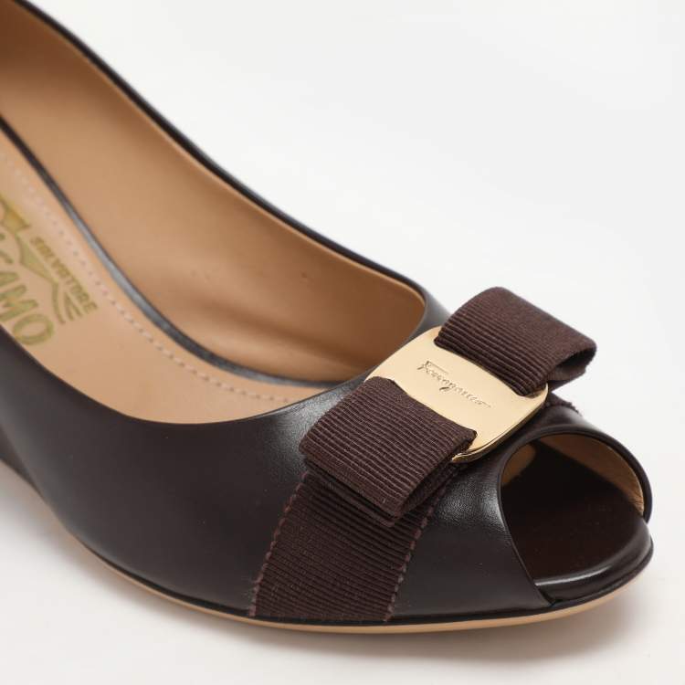 Pre Owned Salvatore Ferragamo Brown Leather Vara Bow Wedge Pumps Size 38