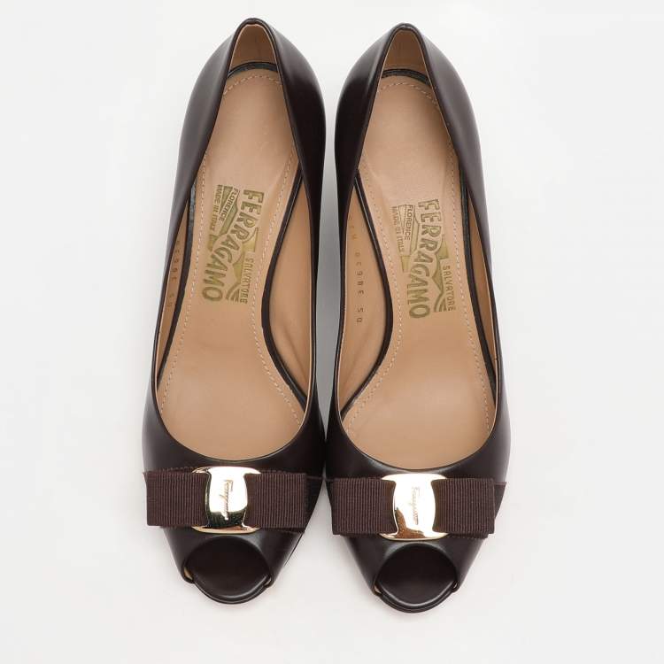 Pre Owned Salvatore Ferragamo Brown Leather Vara Bow Wedge Pumps Size 38