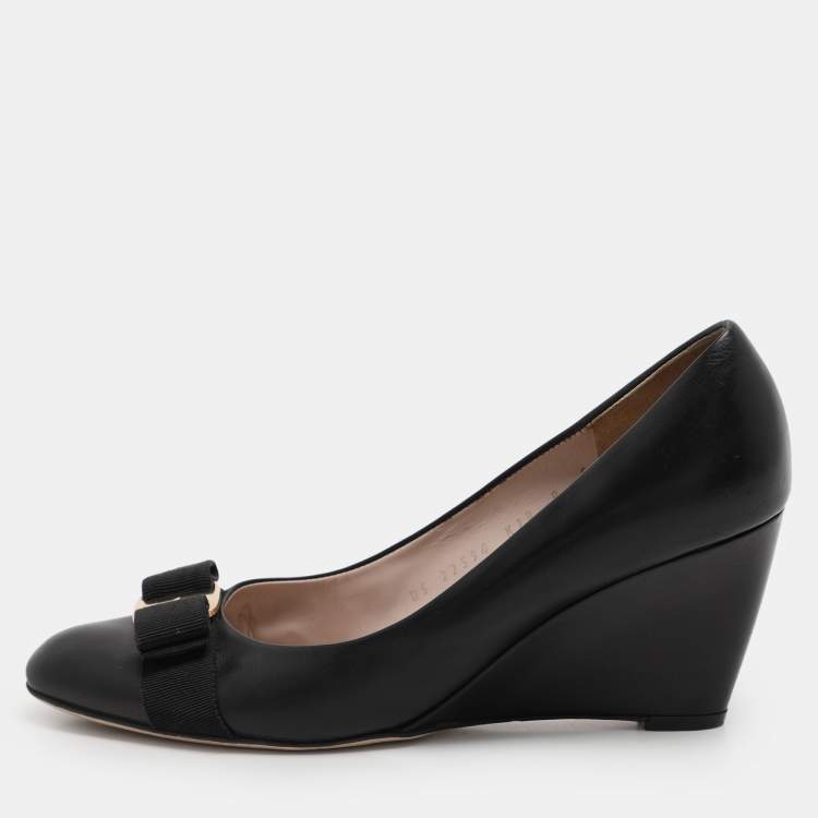 Pre Owned Salvatore Ferragamo Black Leather Vara Bow Wedge Pumps Size 38.5