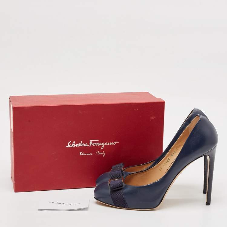 Pre Owned Salvatore Ferragamo Navy Blue Leather Vara Bow Pumps Size 41