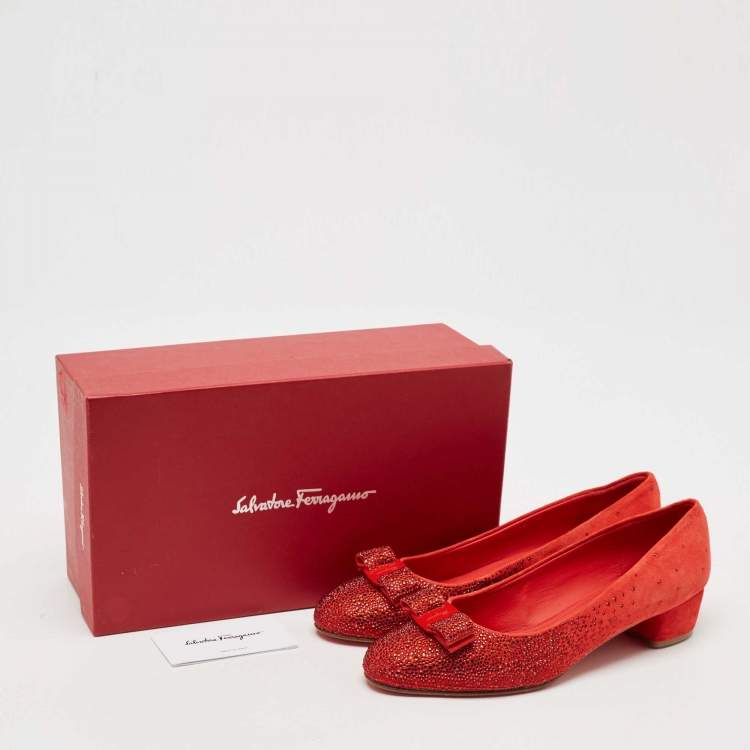 مملوكة مسبقًا Salvatore Ferragamo Red Suede Crystal Embellished Vara Bow Block Heel Pumps Size 40.5