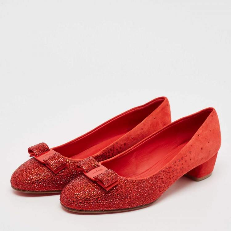 مملوكة مسبقًا Salvatore Ferragamo Red Suede Crystal Embellished Vara Bow Block Heel Pumps Size 40.5