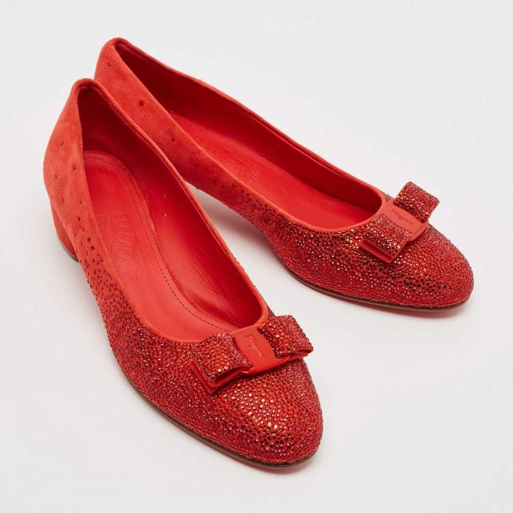 مملوكة مسبقًا Salvatore Ferragamo Red Suede Crystal Embellished Vara Bow Block Heel Pumps Size 40.5