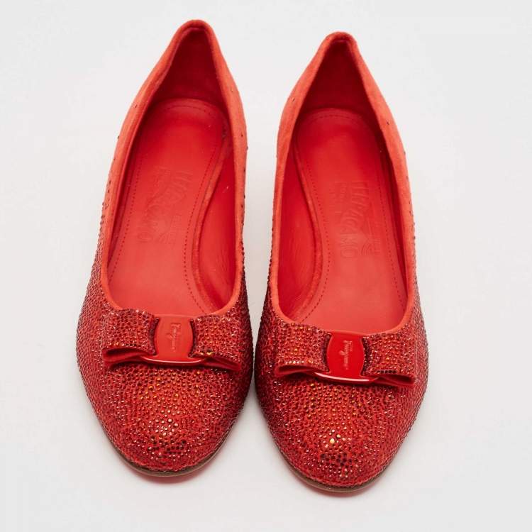 مملوكة مسبقًا Salvatore Ferragamo Red Suede Crystal Embellished Vara Bow Block Heel Pumps Size 40.5