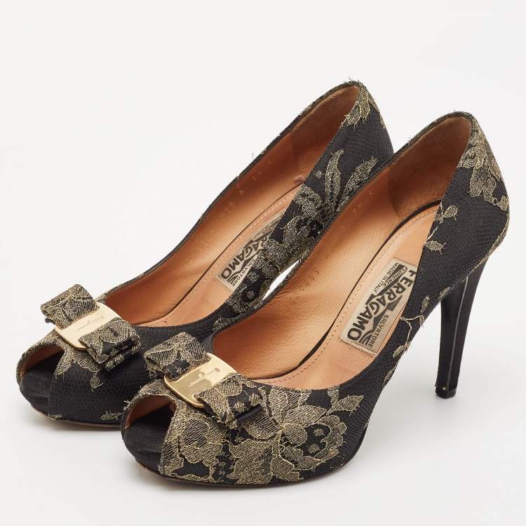 Pre Owned Salvatore Ferragamo Black/Gold Lace Rosella Peep Toe Pumps Size 38