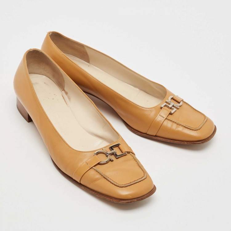 Pre Owned Salvatore Ferragamo Beige Leather Slip On Loafers Size 39