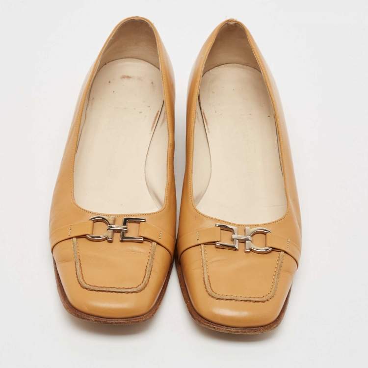 Pre Owned Salvatore Ferragamo Beige Leather Slip On Loafers Size 39