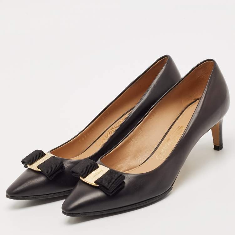 Pre Owned Salvatore Ferragamo Black Leather Vara Bow Pointed Toe Pumps Size 37