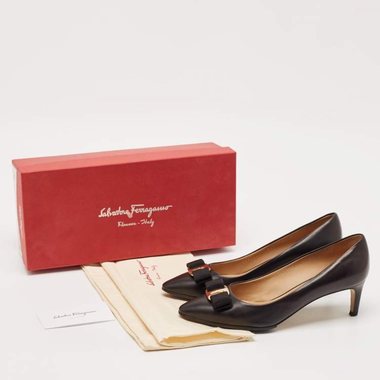Pre Owned Salvatore Ferragamo Black Leather Vara Bow Pointed Toe Pumps Size 37